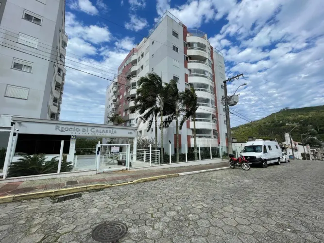 Apartamento para alugar no bairro Pantanal, em Florianópolis.