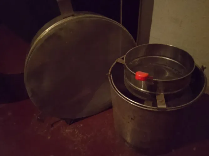 Balde com as peneiras pra coar o mel Inox