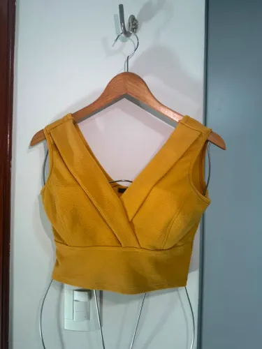 Blusa amarela cropped