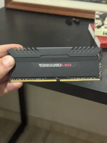 MEMÓRIA RAM DDR4 2x 8GB CORSAIR COM LED
