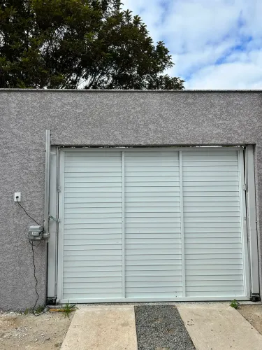 Portão de garagem com torre e motor