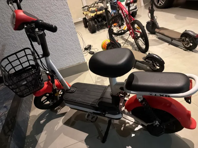 Vende-se moto elétrica vermelho por 2570,00 reais em Foz do Iguaçu