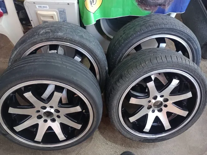 Vendo jogo de aro 17 com os 4 pneus 1600 pra vender logo somente interresados