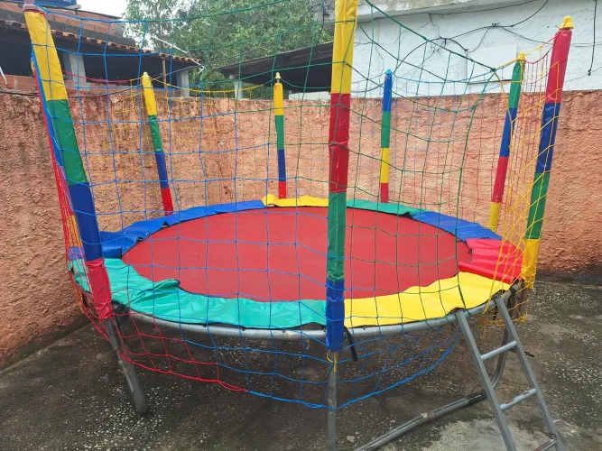 Vendo cama elástica com medida de 3.10 .