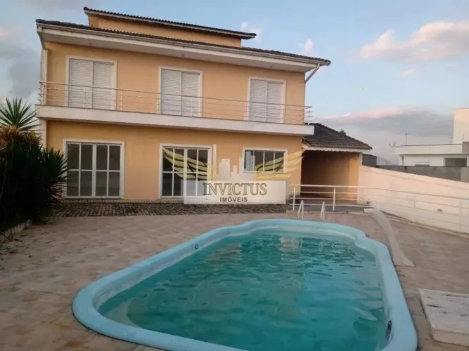 Sobrado em Condomínio Fechado com 4 Quartos à Venda, 456m² - Centro de Igaratá/SP.