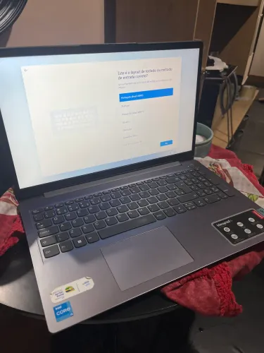 Notebook Lenovo IdeaPad 3i de cor prata.