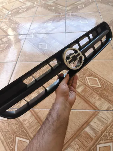 Grade radiador Corsa Hatch frente Montana 
