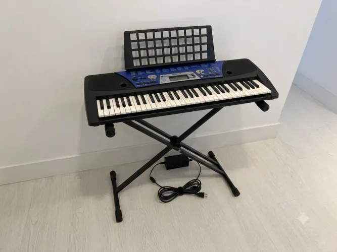 Yamaha PSR-202 é um teclado arranjador clássico de 61 teclas piano digital