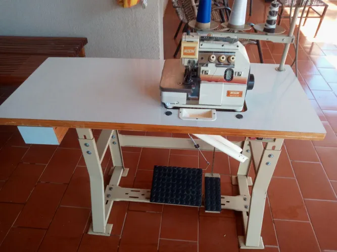 Máquina de costura overloque marca nisim