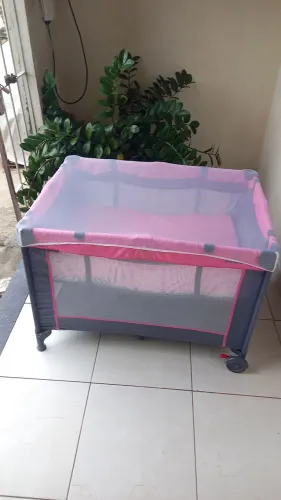 BERÇO QUADRADO COM  MUSQUITEIRO SEMI NOVO 