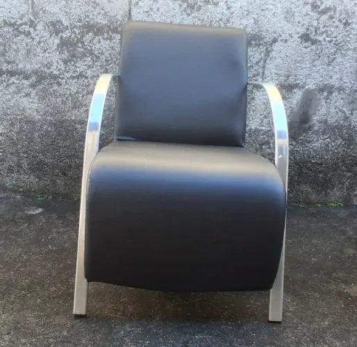 Poltrona preta moderna estofada