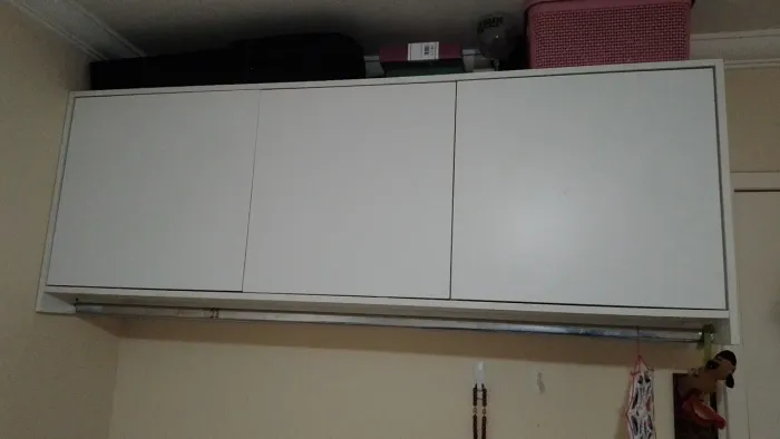 Armário de MDF com três portas e cabideiro