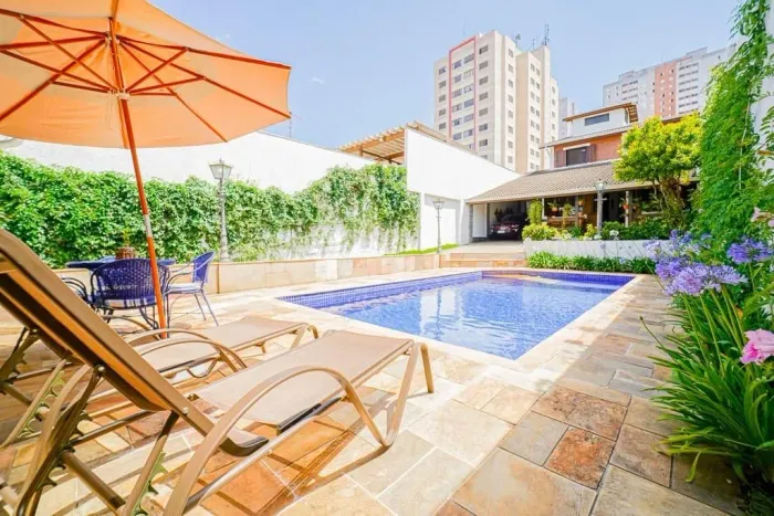 Sobrado à venda com 530m² de terreno com 3 suítes, área gourmet com piscina e churrasqueir
