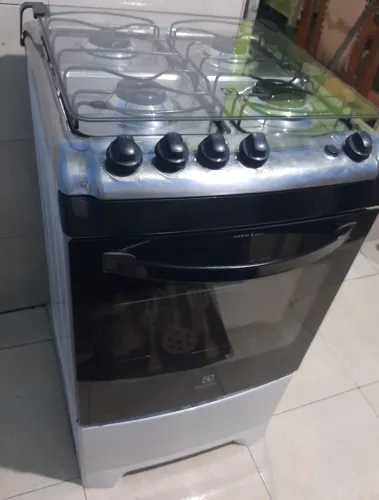 fogão Electrolux acendimento automático. todas as bocas e forno funcionando. pouca marca