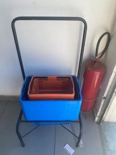 Suporte com kit de cesta para super mercados 