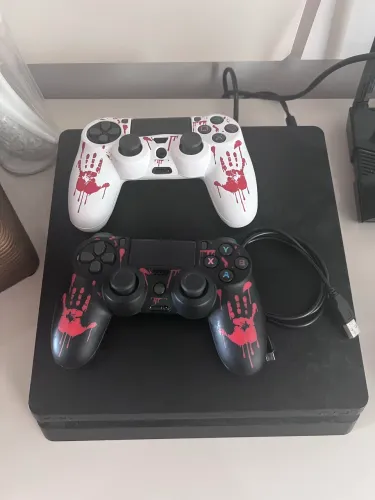 PS4 Slim 1TB Preto +2 Controles +2 capinhas de controle