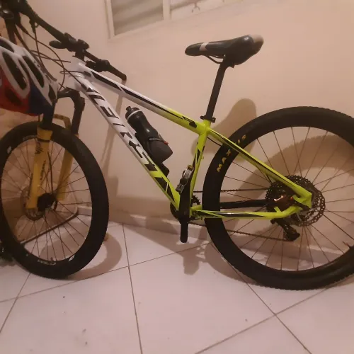 Bicicleta aro 29 freio disco suspensão ar.