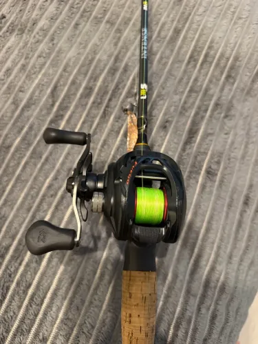 Carretilha Daiwa Fuego CT100XSL - Esquerda
