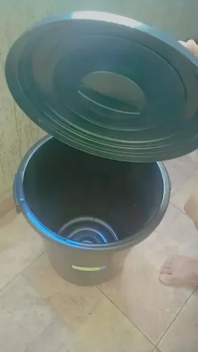 Cesto com tampa de 30 Litros, novo comprado menos de uma semana 