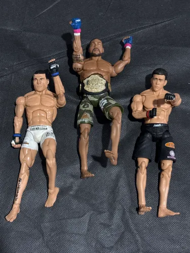  Lote 3 Bonecos UFC Deluxe Jakks Pacific - Shogun, Rampage Jackson e Lyoto Machida