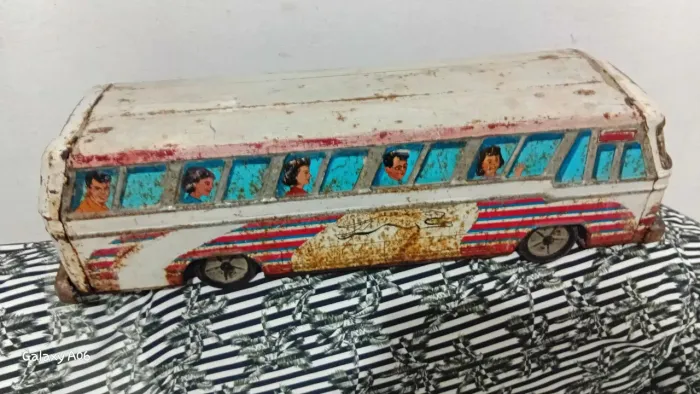 Antigo ônibus de lata de brinquedo