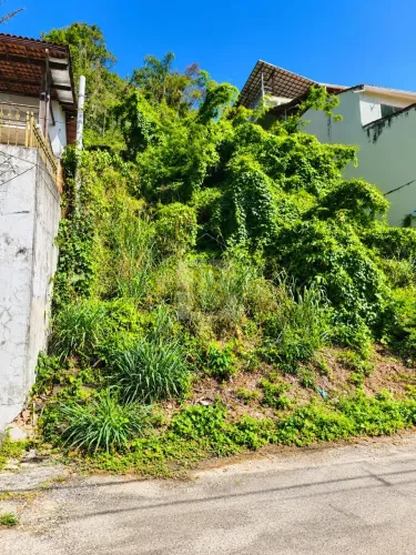 Terreno em Condomínio de Luxo em Charitas, Niterói-RJ: Oportunidade Única de Investimento!