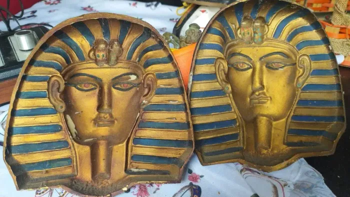 Escultura Egipicia em resina pintada a mão vintage