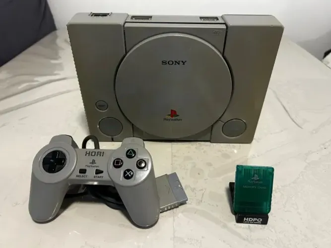PLAYSTATION 1 FAT DESTRAVADO + 1 CONTROLE PARALELO + 1 MEMORY CARD