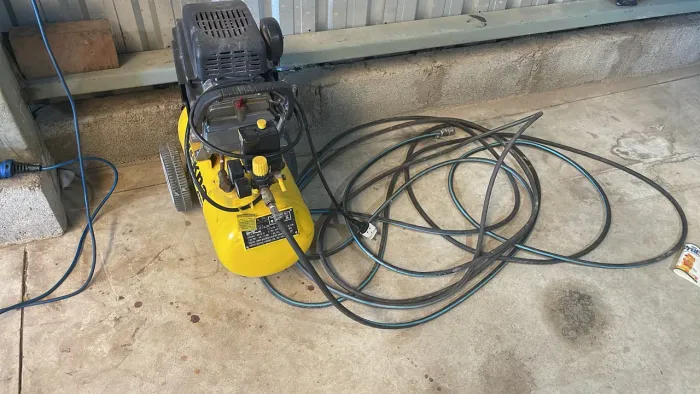 Vendo esse compressor de ar semi novo pra oficina