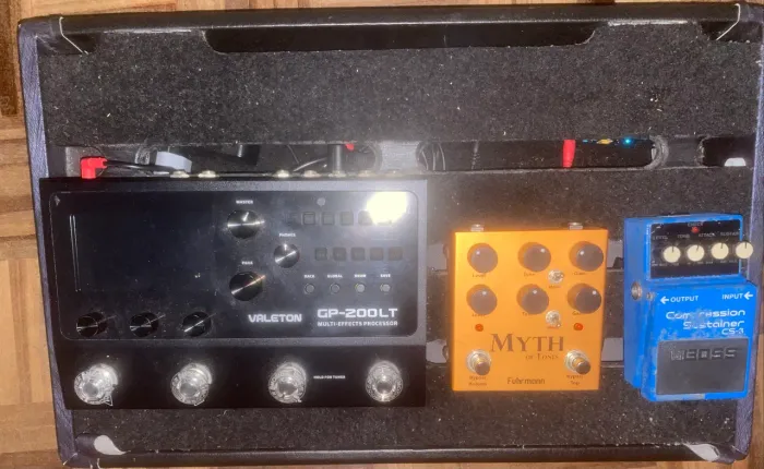 Pedais Valeton GP200 LT + Fuhrmann Myth of Tones + Boss Compressor