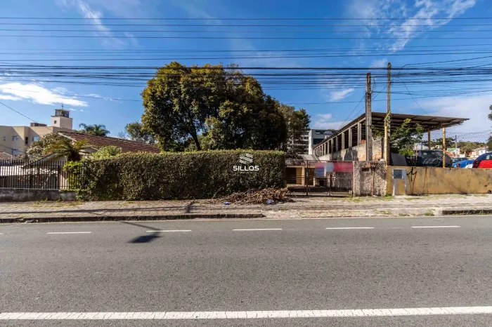 Terreno à venda com 463,24 m² no Santa Cândida, Curitiba.