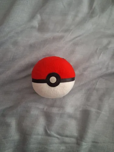 Pokebola de pelucia