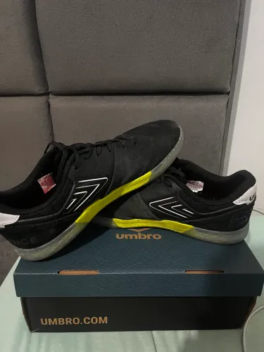 Chuteira umbro pro challenger-41 usada duas vezes