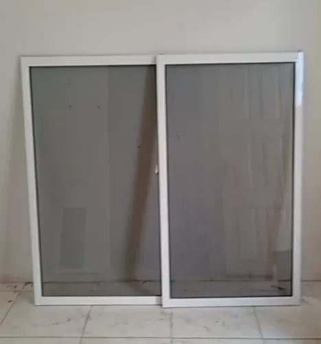 2 Janelas de Alumínio Branco com vidro fumê ( modo prático)  2 Janelas de Alumínio Branco 