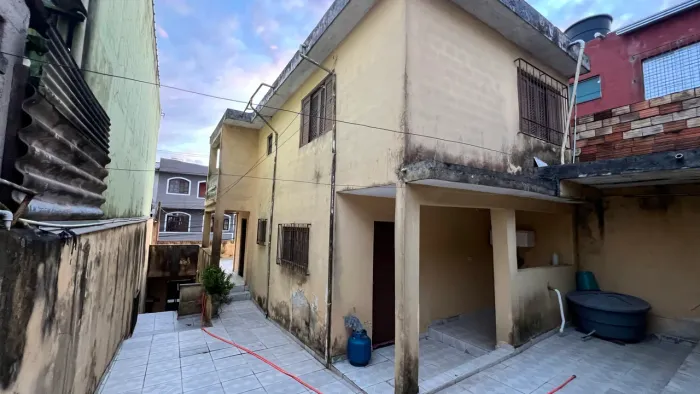 Sobrado 3 Qtos + Casa nos Fundos | 2 Vagas | Vila Correia, Mauá - R$400 mil