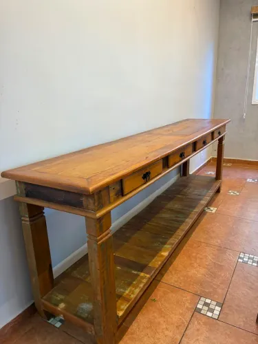 Vendo aparador de mesa usada, em ótimo estado, contendo 4 gavetas