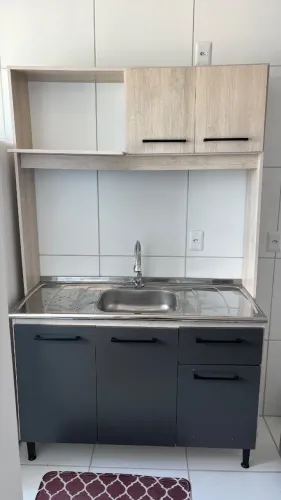 Armário de cozinha compacto com tampo de pia de inox 