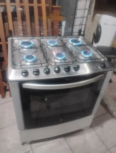 Vendo fogão 6 bocas funcionando perfeitamente algumas marcas de uso 