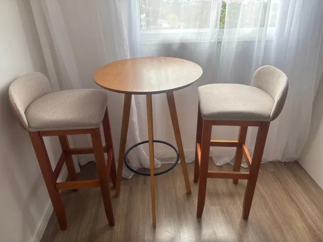 Mesa bistrô com banquetas