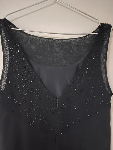 Vestido de festa preto básico com aplicação de pedrarias e uma modelagem linda.