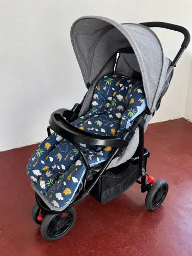 Carrinho de Bebê Cinza com colchonete Safari 