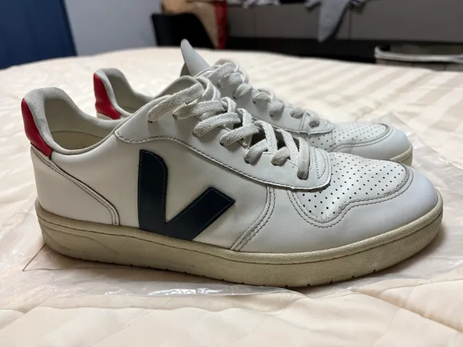 Tênis VERT com detalhe Azul e vermelho 
