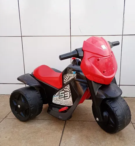 Triciclo elétrico Bandeirantes infantil