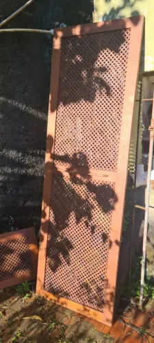 Portas treliçadas antigas (cedro ou cerejeira) ótimos para uma kit retrô ou quem valoriza.