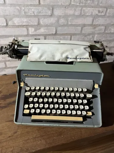 Máquina de escrever antiga Remington