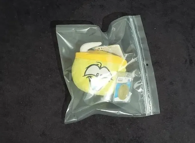 Club Penguin Puffle Amarelo Viking - Novo com Etiqueta e Moeda