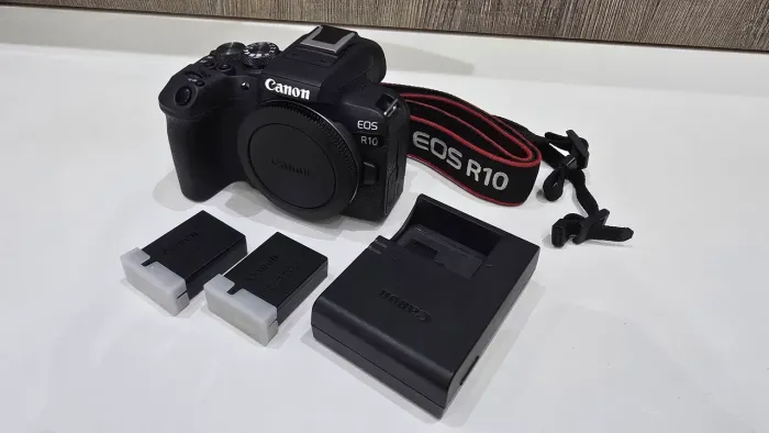 Canon R10 + 2 Baterias.