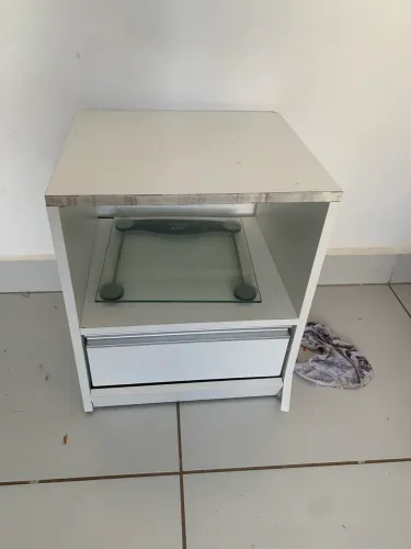 criado mudo- mdf bom e pesado 