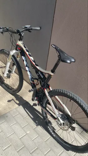 KHS Team Full Suspension Aro 26 - Quadro e Guidão em Fibra de Carbono