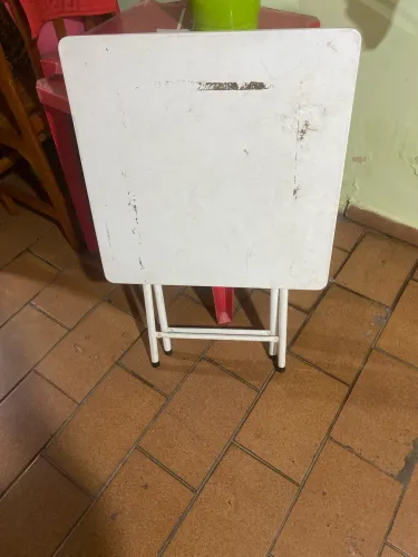 Mesa dobrável branca em aço